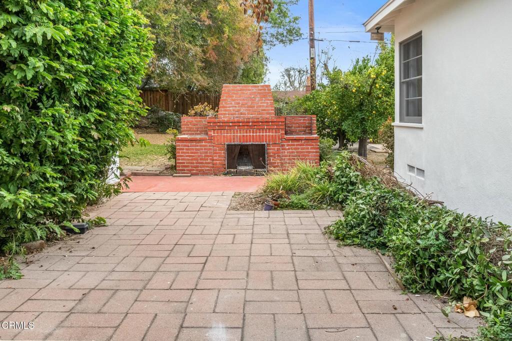 2080 N Grand Oaks Avenue