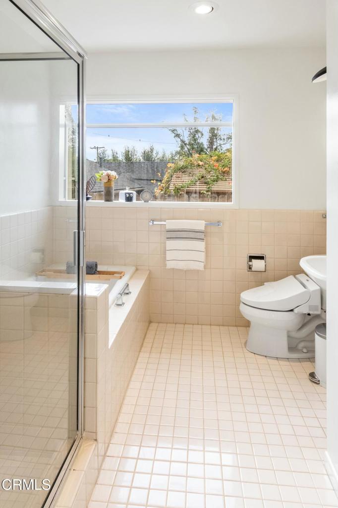 2080 N Grand Oaks Avenue