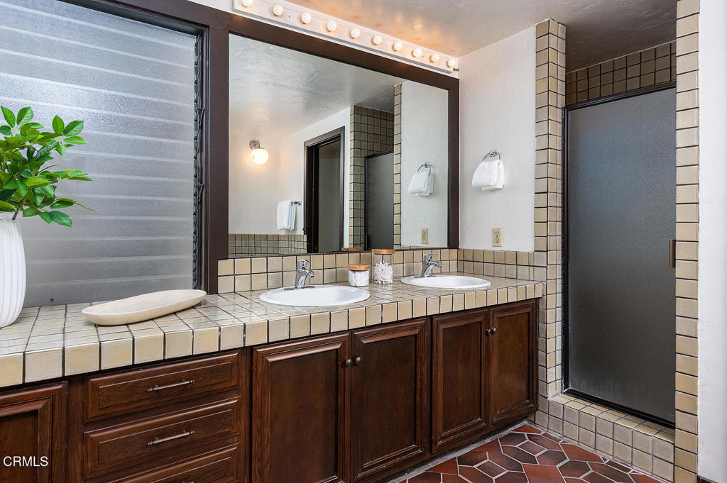 1340 Oak View Avenue