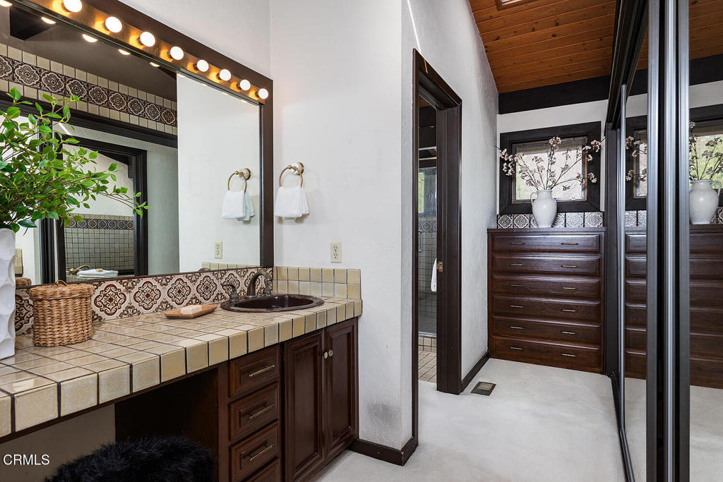 1340 Oak View Avenue