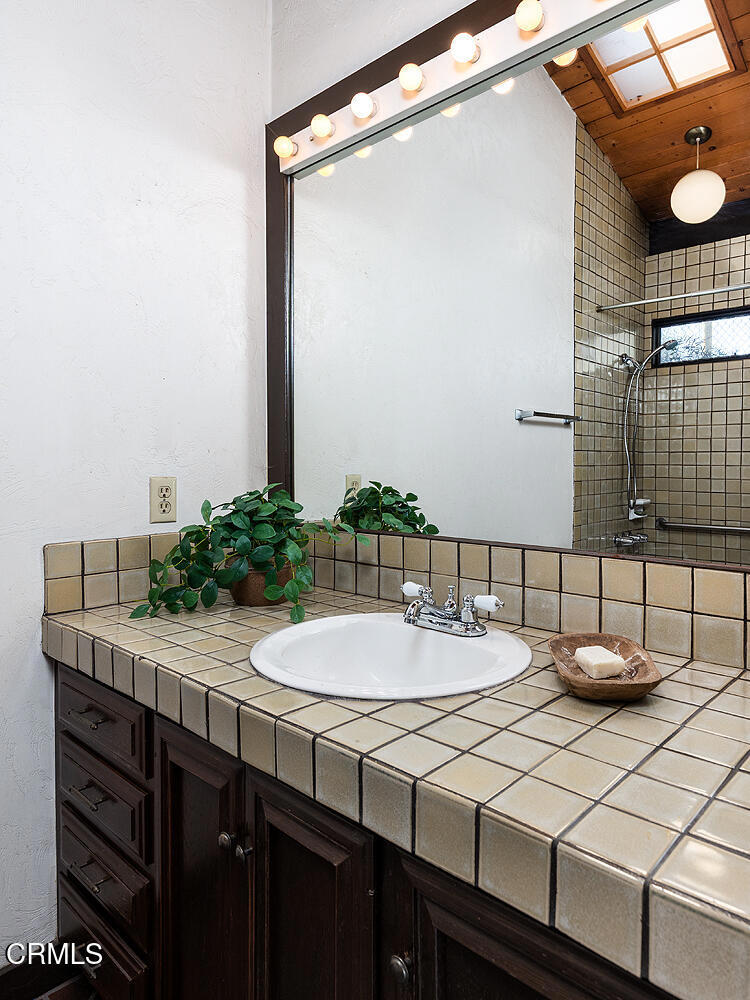 1340 Oak View Avenue