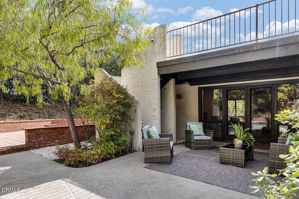 1340 Oak View Avenue