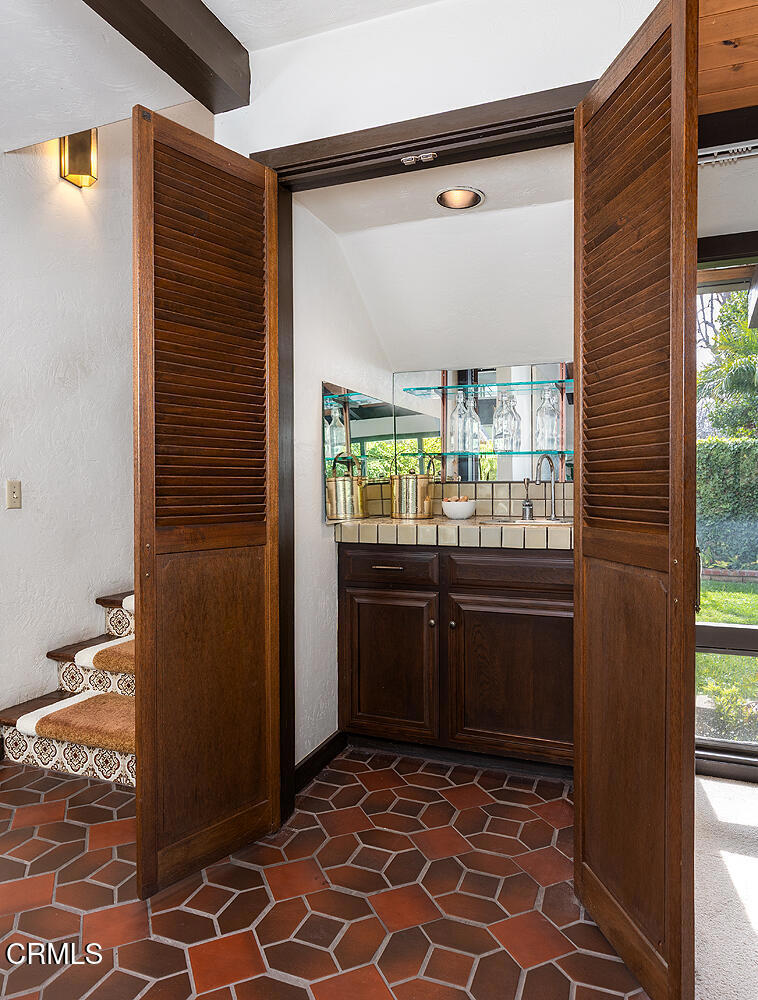 1340 Oak View Avenue