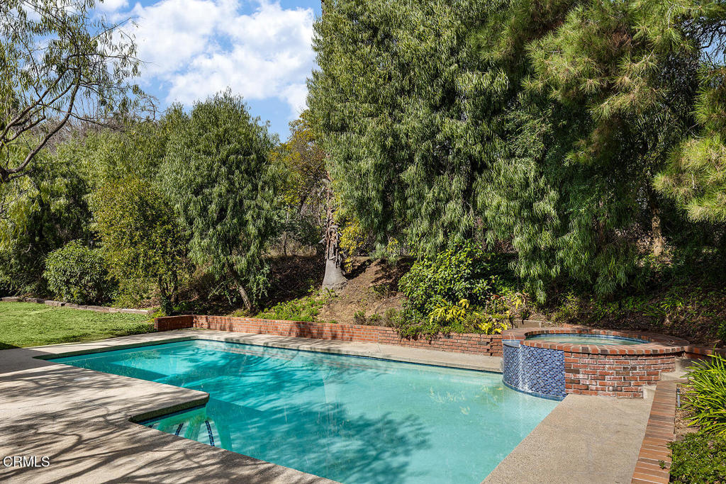 1340 Oak View Avenue