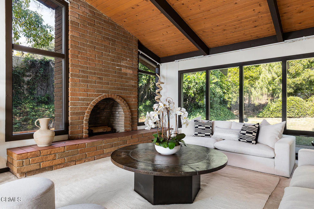 1340 Oak View Avenue