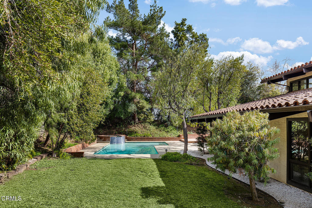 1340 Oak View Avenue