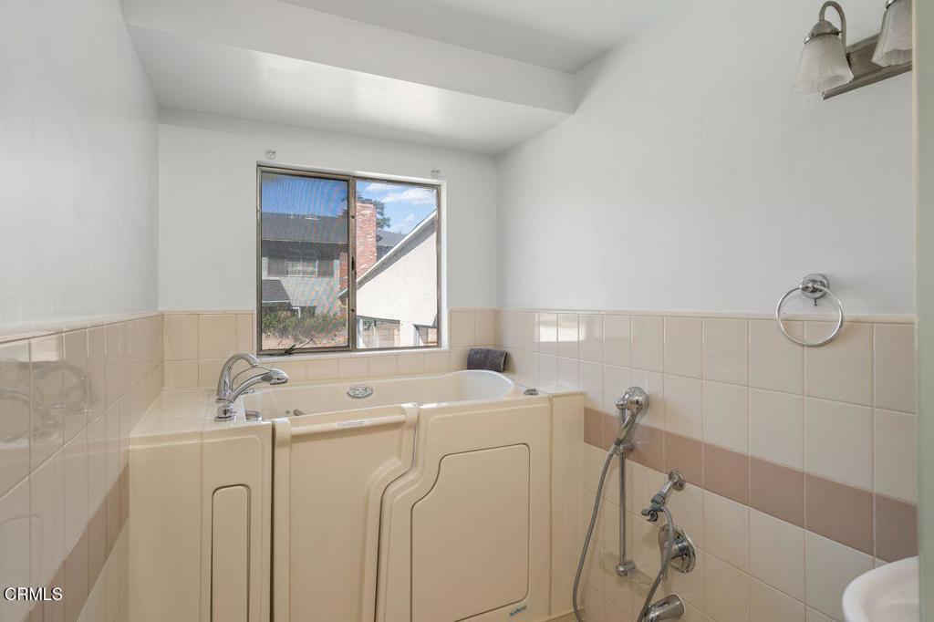 1009 E Edgecomb Street