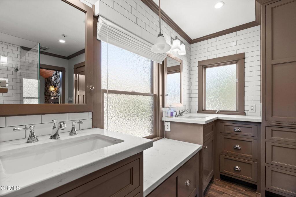 30 W Laurel Avenue
