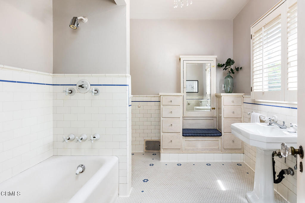 1220 Wentworth Avenue