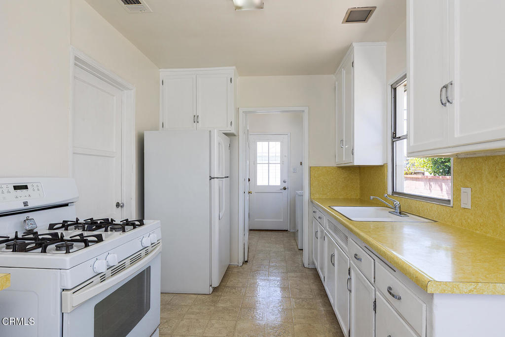 2327 Roscommon Avenue