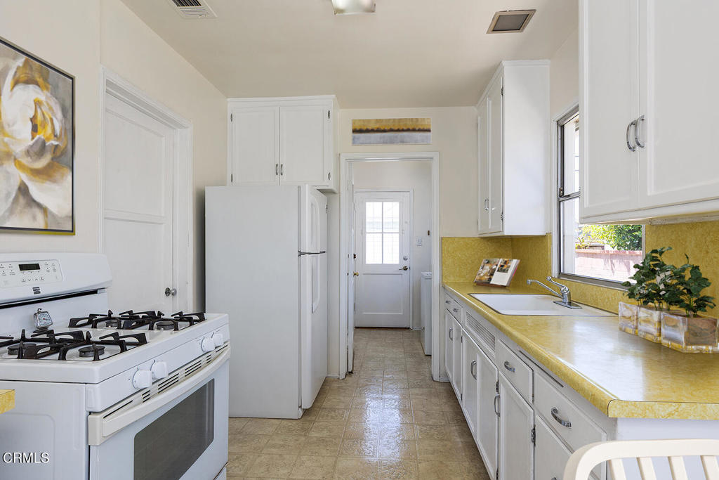 2327 Roscommon Avenue