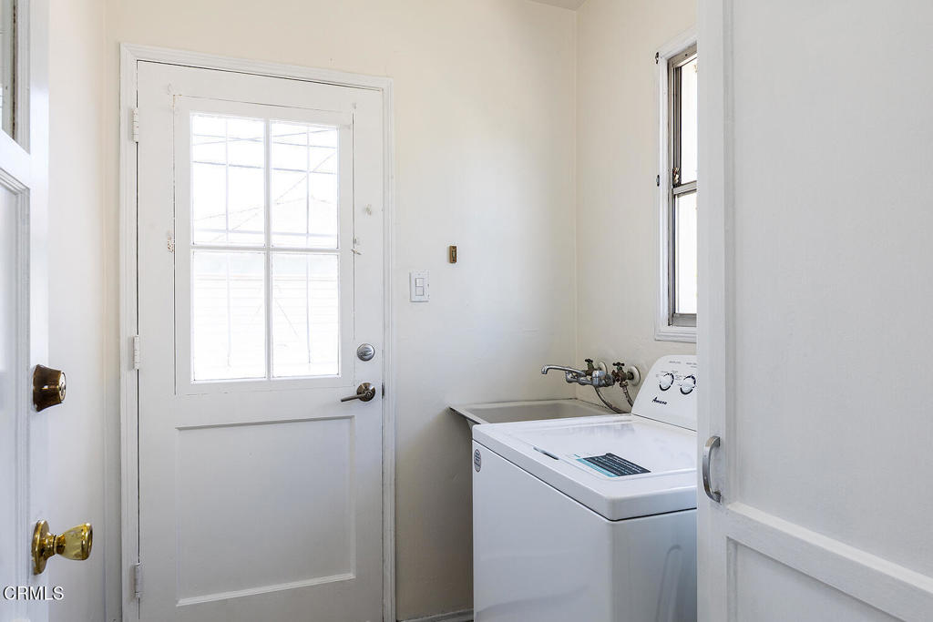 2327 Roscommon Avenue