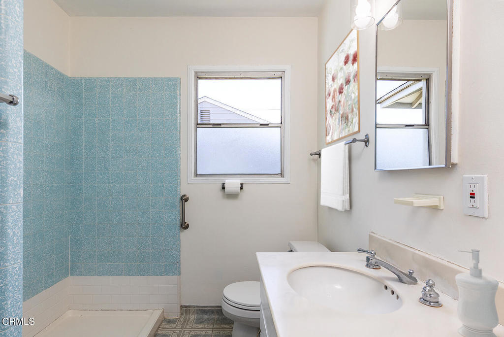 2327 Roscommon Avenue