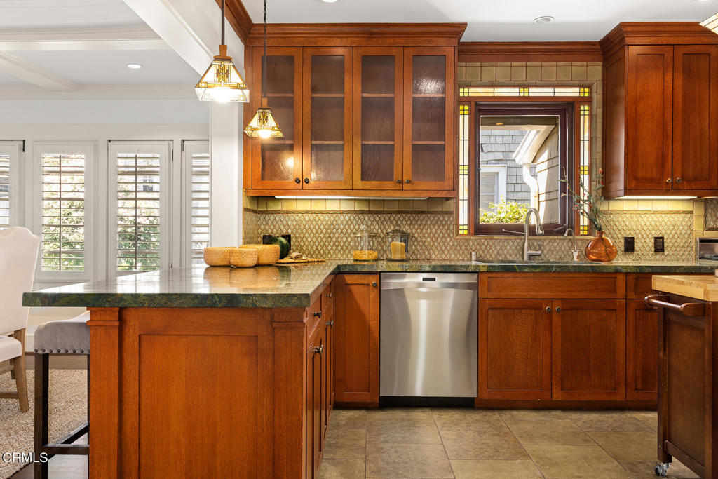 1122 Stratford Avenue