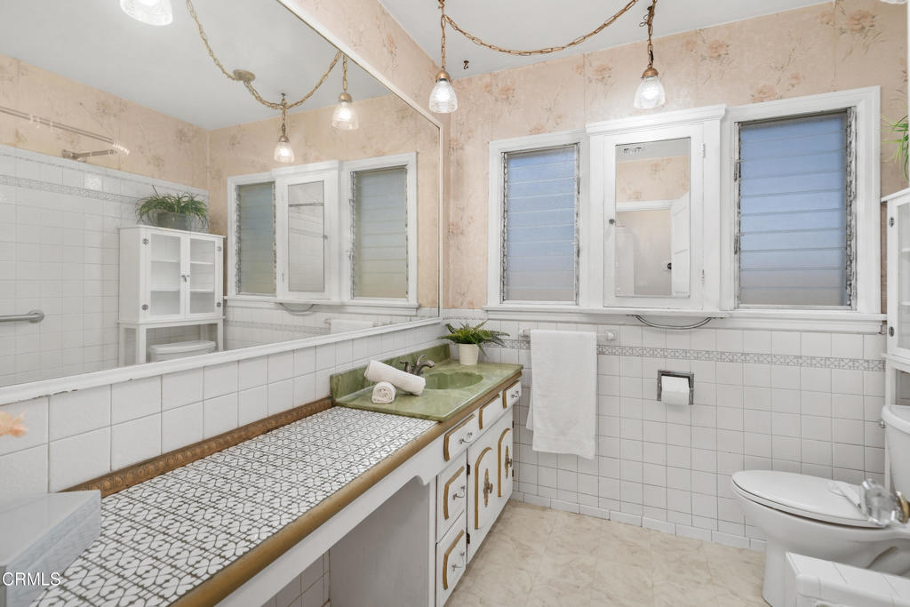 1675 N El Molino Avenue