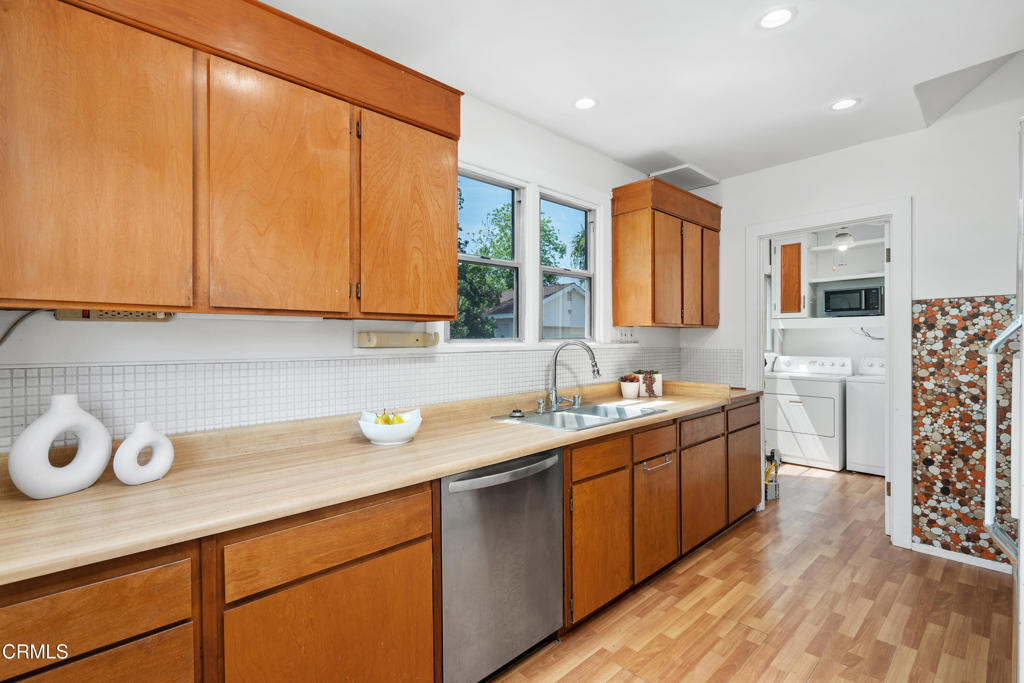 1675 N El Molino Avenue