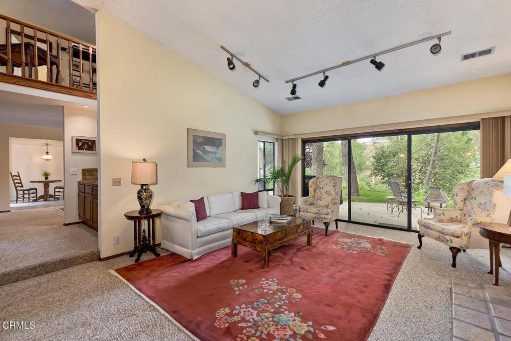 2025 Rosemont Avenue 2