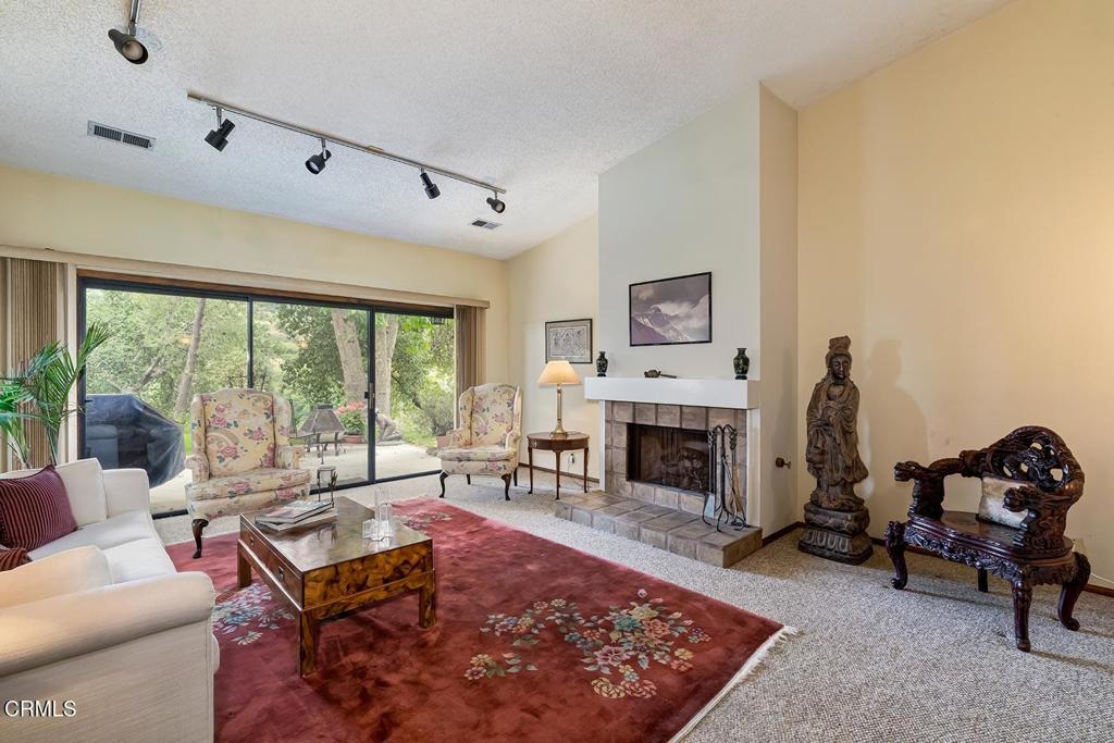 2025 Rosemont Avenue 2