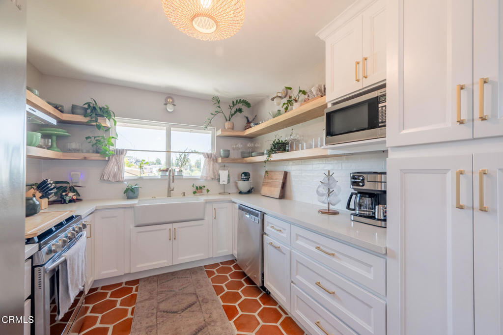 1049 N Herbert Avenue