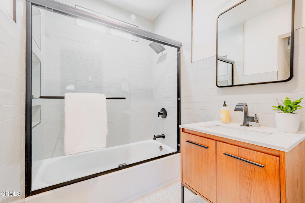 1049 N Herbert Avenue