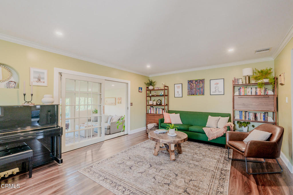 1049 N Herbert Avenue