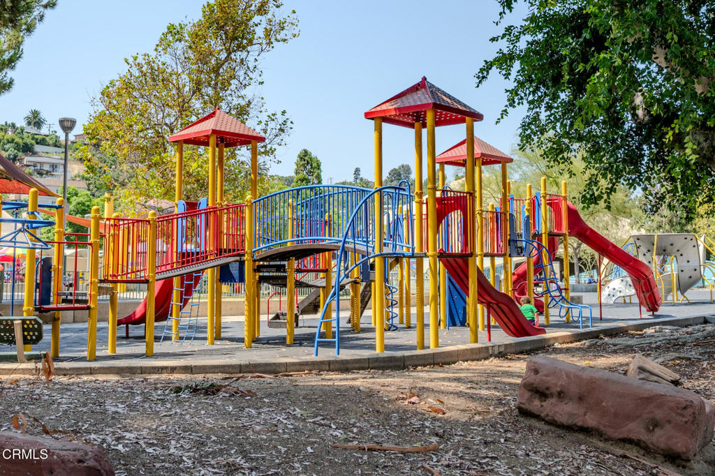 1049 N Herbert Avenue