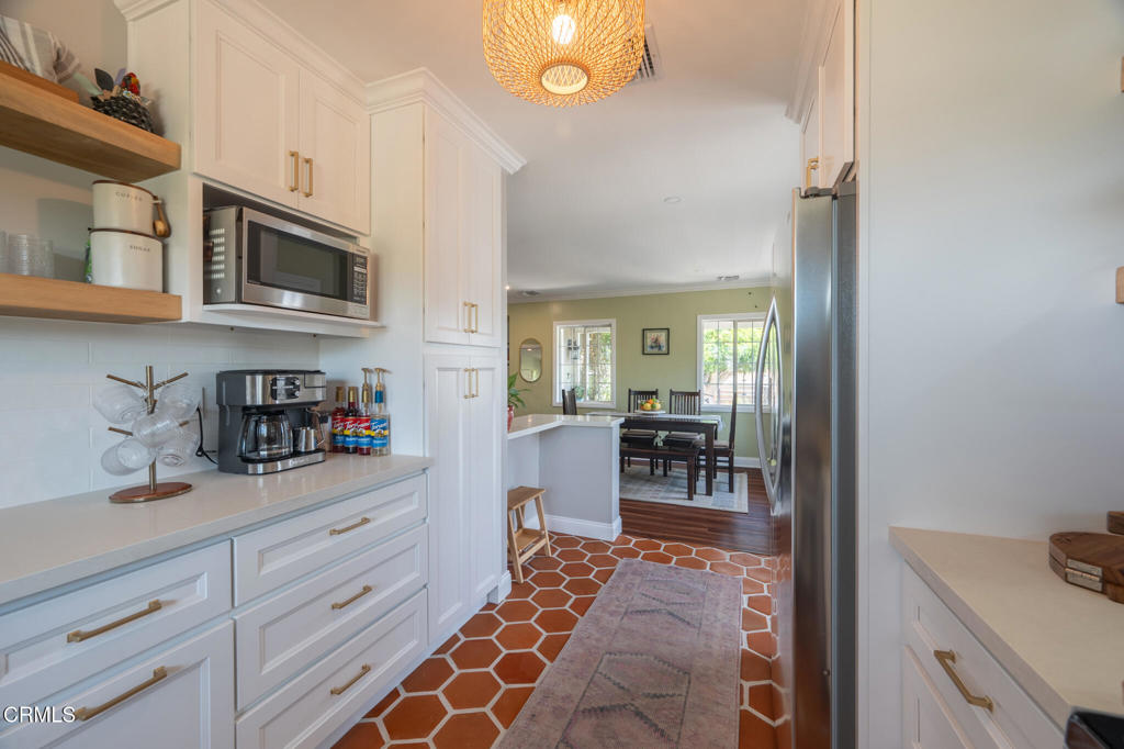 1049 N Herbert Avenue