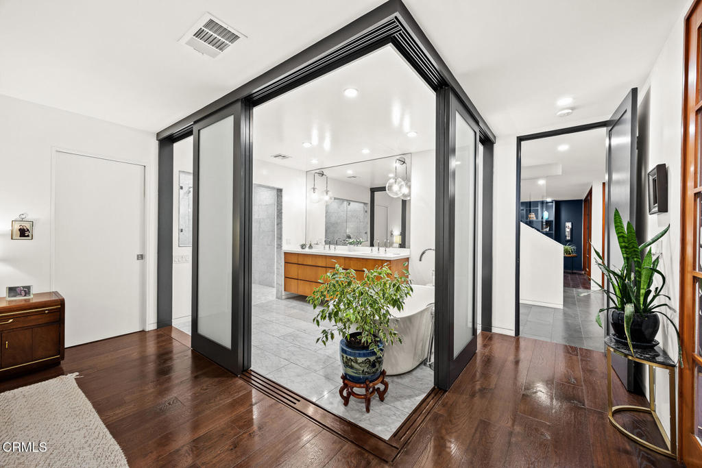 1121 Buena Vista Street