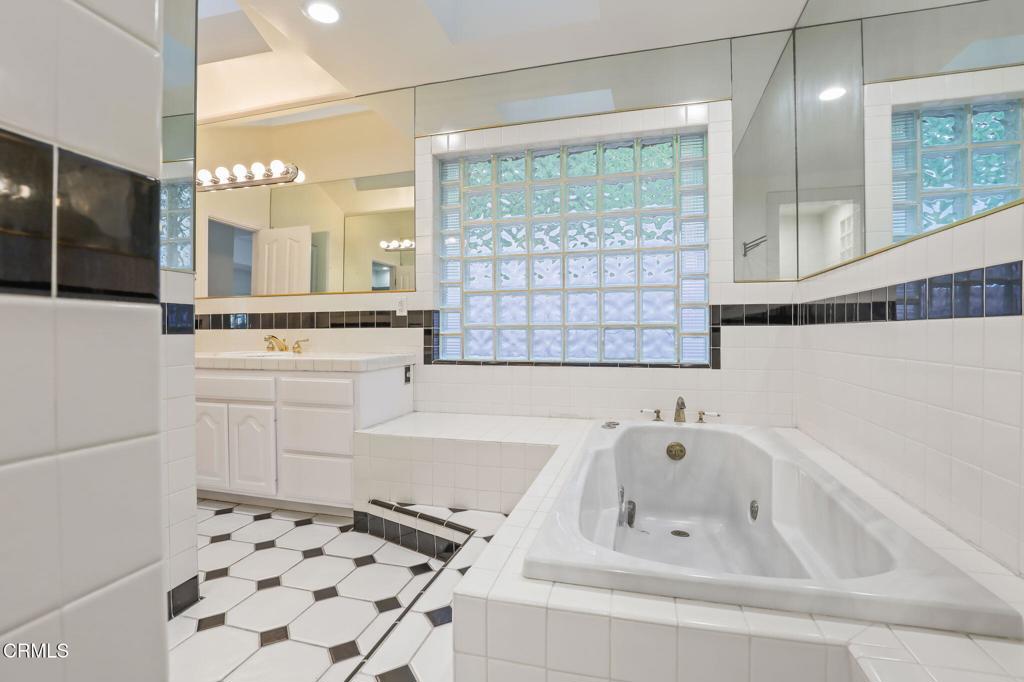 920 Glen Oaks Boulevard