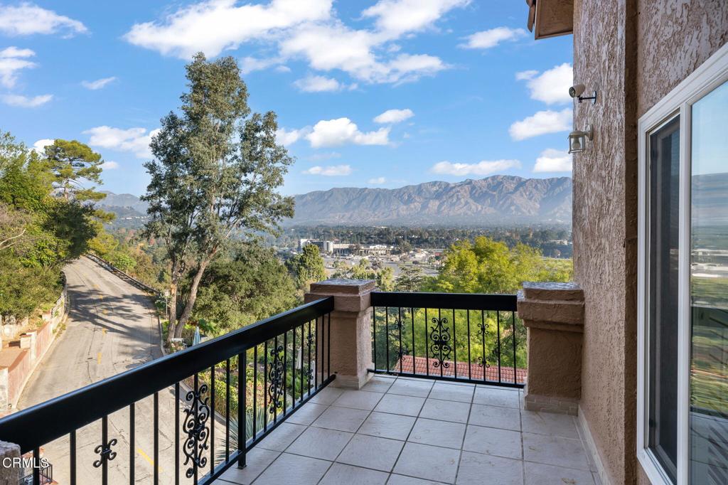 920 Glen Oaks Boulevard