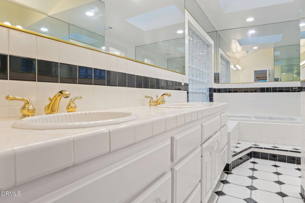 920 Glen Oaks Boulevard