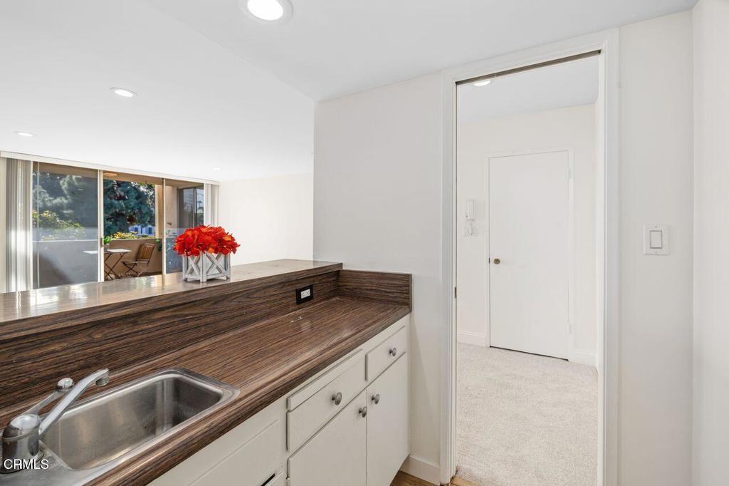 5411 Tyrone Avenue 202