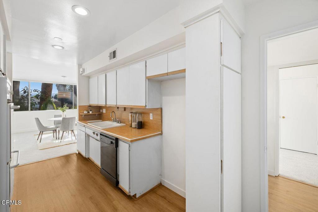 5411 Tyrone Avenue 202