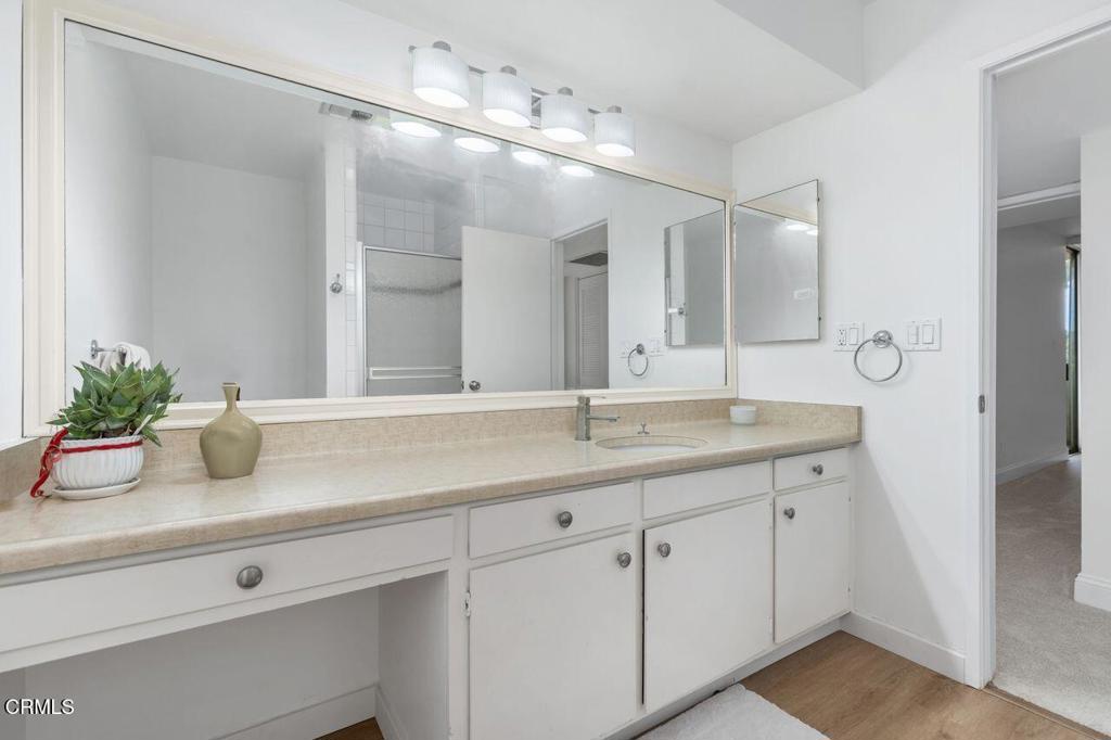 5411 Tyrone Avenue 202