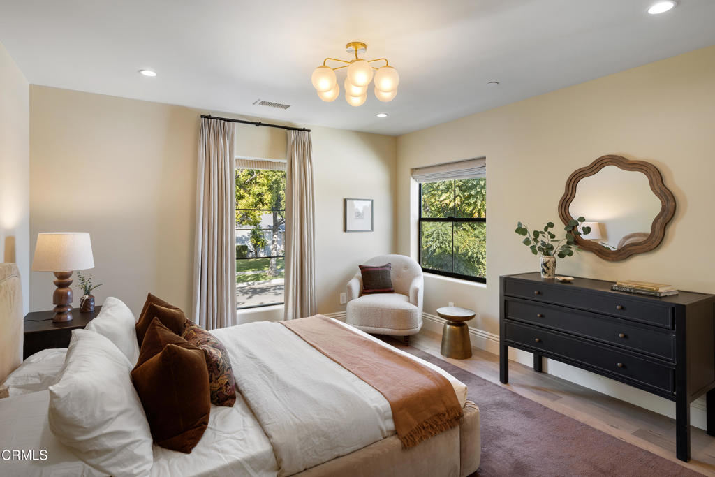 546 W Claremont Street