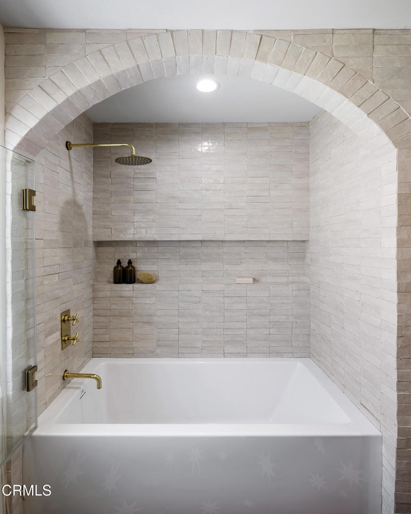 546 W Claremont Street