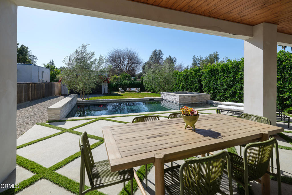 546 W Claremont Street