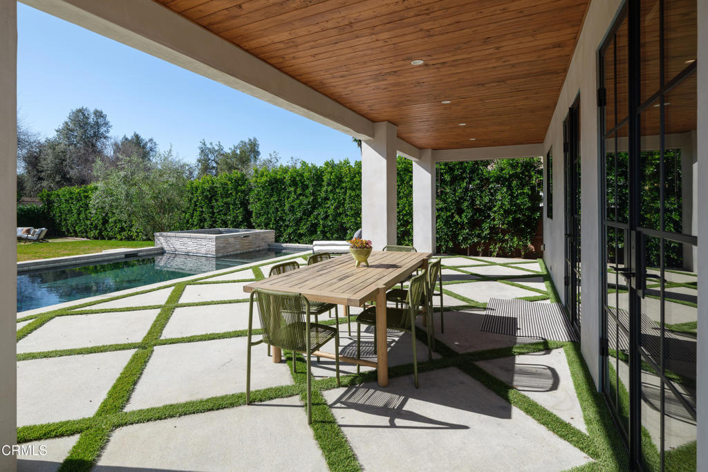 546 W Claremont Street