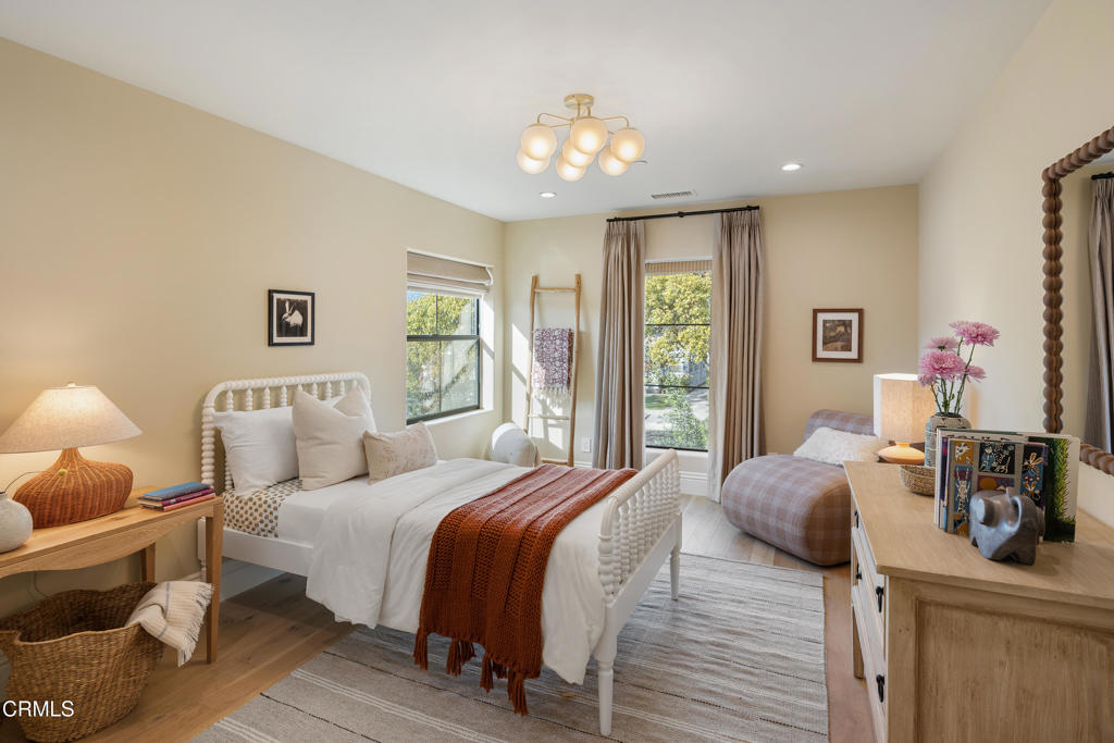 546 W Claremont Street