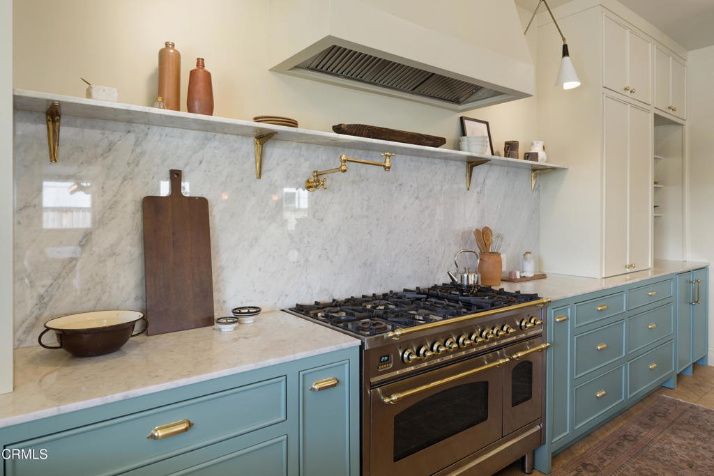 546 W Claremont Street