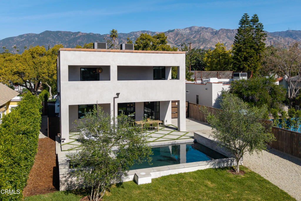 546 W Claremont Street