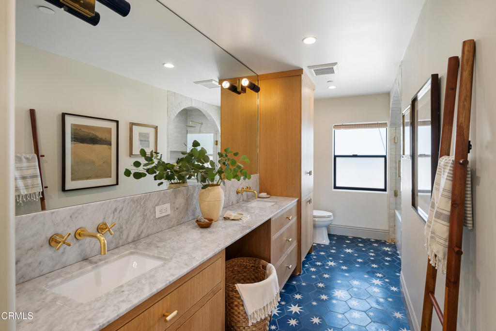 546 W Claremont Street