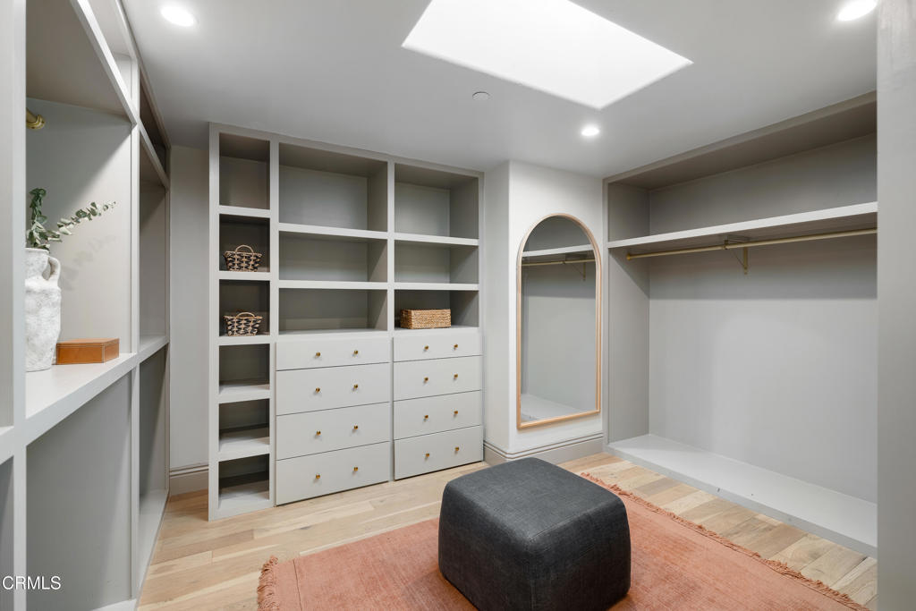 546 W Claremont Street