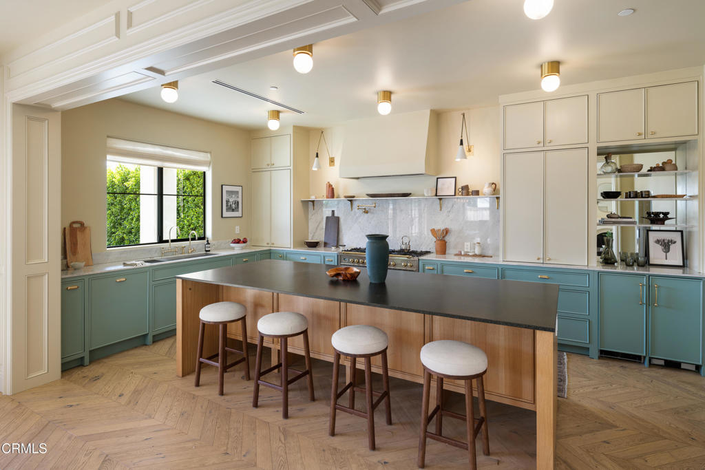 546 W Claremont Street