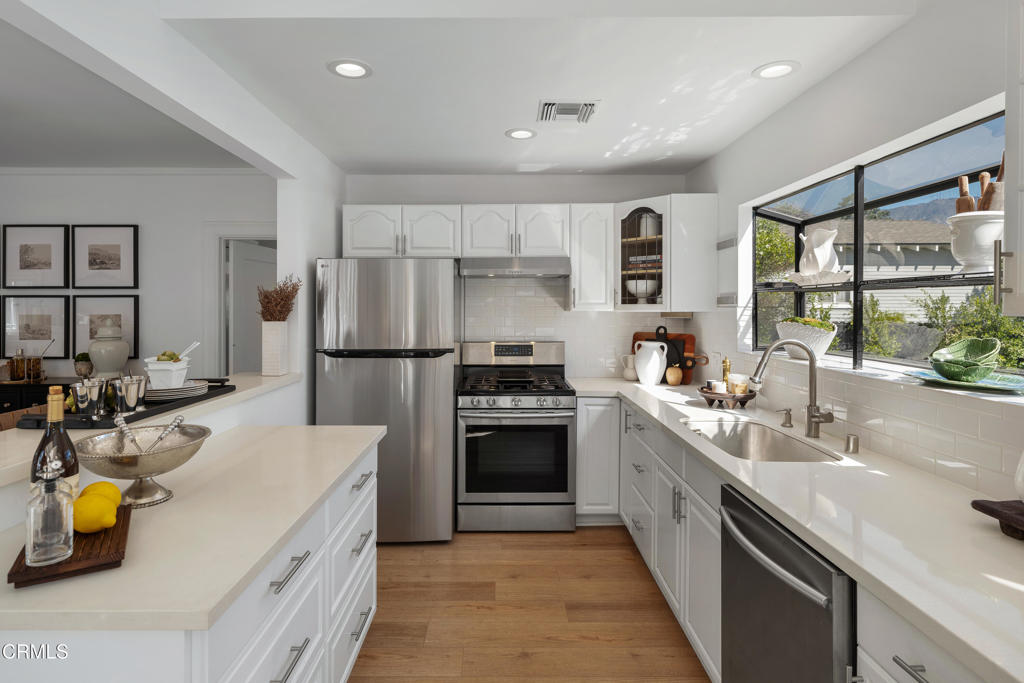 930 N Catalina Avenue