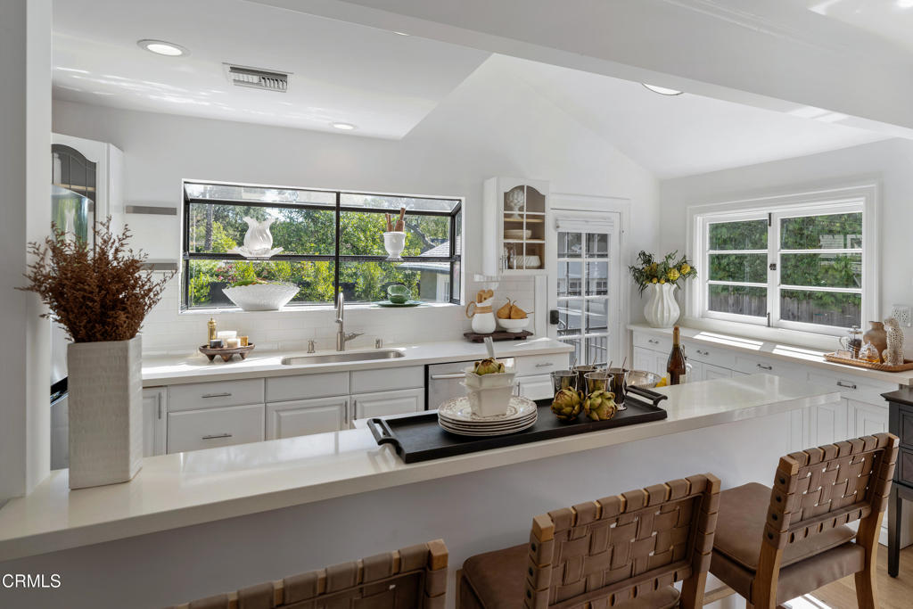 930 N Catalina Avenue