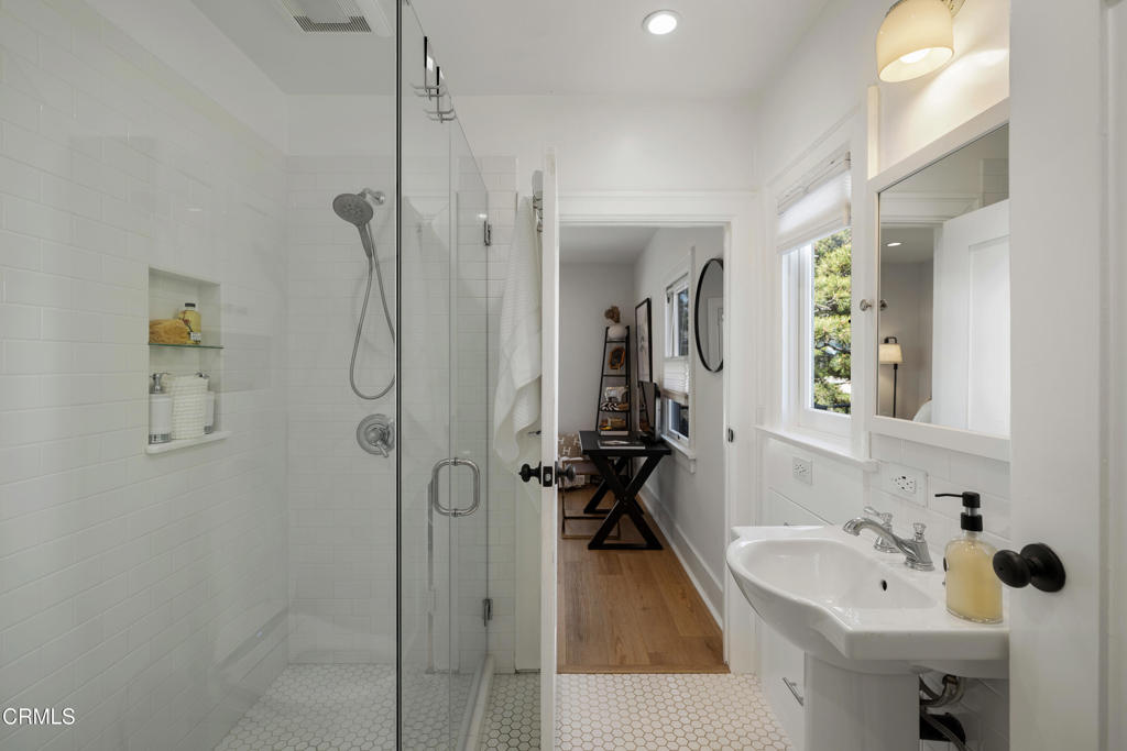 930 N Catalina Avenue