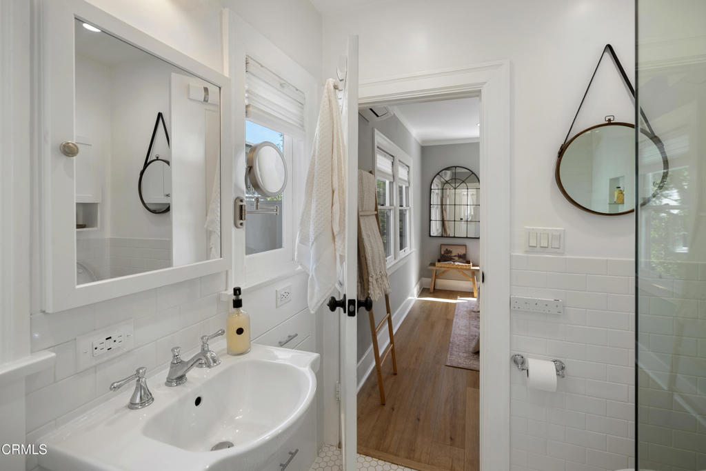 930 N Catalina Avenue