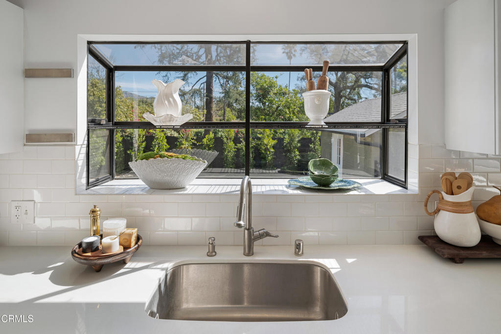 930 N Catalina Avenue