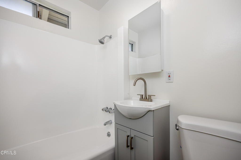 3620 S Budlong Avenue